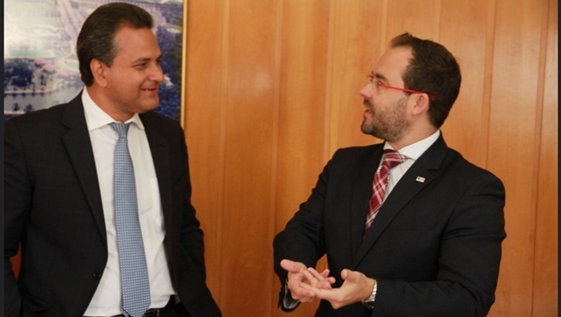  Diretor superintendente do Sebrae GO, Igor Montenegro e o presidente da OAB GO, Lúcio Flávio, durante assinatura de convênio | Foto: Leoiran / assessoria OAB-GO