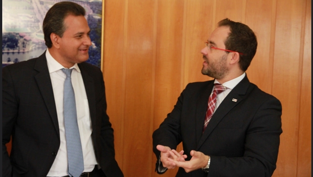 Diretor superintendente do Sebrae GO, Igor Montenegro e o presidente da OAB GO, Lúcio Flávio, durante assinatura de convênio | Foto: Leoiran / assessoria OAB-GO