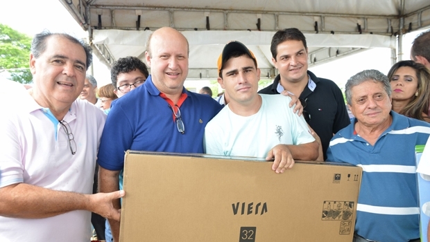 Prefeito Rogério Troncoso (PTB) e o deputado federal Célio Silveira (PSDB) entregam brindes na cidade