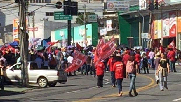 600 pessoas protestam em frente à sede da Acieg, no setor Oeste | Foto: Assessoria/PM