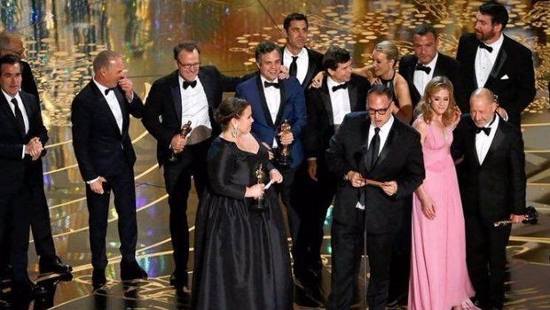 Elenco de Spotlight sobe ao palco para receber prêmio de melhor filme | Foto: reprodução/Twitter