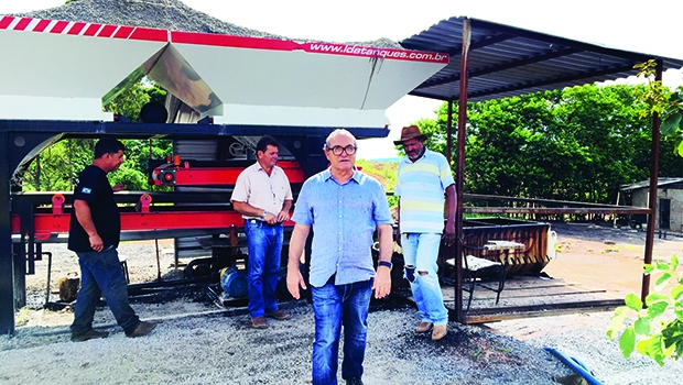 Prefeito Jânio Darrot, na usina móvel de asfalto: compromisso de manter o ritmo de ações e melhorar o que está deficitário | Foto: Iris Roberto