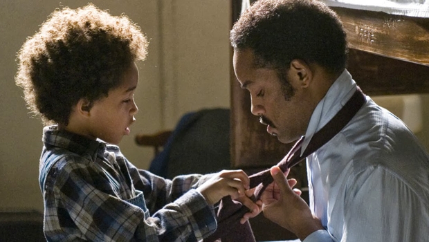 Em “À Procura da Felicidade”, o personagem Chris Gardner, após ultrapassar diversas dificuldades ao lado do filho, se dá conta que uma pequena parte de sua vida se chama “felicidade”. O longa é um exemplo da definição freudiana, em que a felicidade é pontual e evanescente | Foto: reprodução