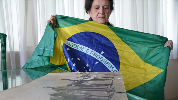 Dona Heloísa mostra fotografia de seu marido ao lado de JK