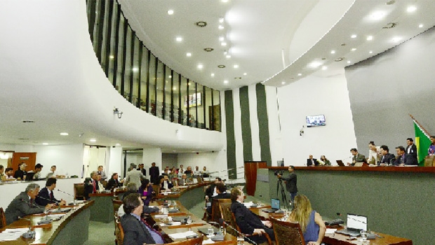 21 entre os 22 deputados presentes na sessão extra votaram contra a autorização para processar o governador