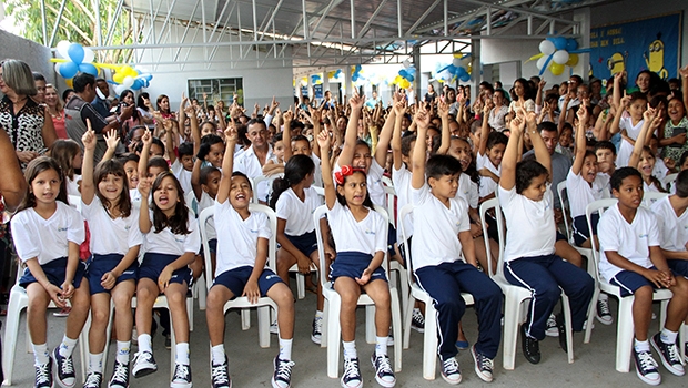 Mais de nove mil alunos da rede municipal de educação receberam os kits escolares em Trindade