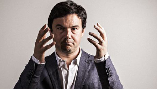 Thomas Piketty e seu livro “O Capital no Século XXI” (abaixo): o economista e pesquisador não pôde incluir o Brasil no seu best seller mundial porque não o governo brasileiro não fornece dados fiscais