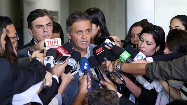 O senador Aécio Neves lê nota em que partidos de oposição reafirmam apoio à Lava Jato e anunciam obstrução na Câmara para pressionar pela instalação da comissão do impeachment | Foto: George Gianni/ PSDB