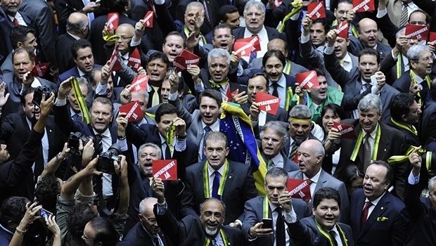 Manifestação com frase "impeachment já" foi feita durante sessão plenária da Câmara que aprovou a criação da Comissão Especial do Impeachment | Foto: Lucio Bernardo Jr./Câmara dos Deputados