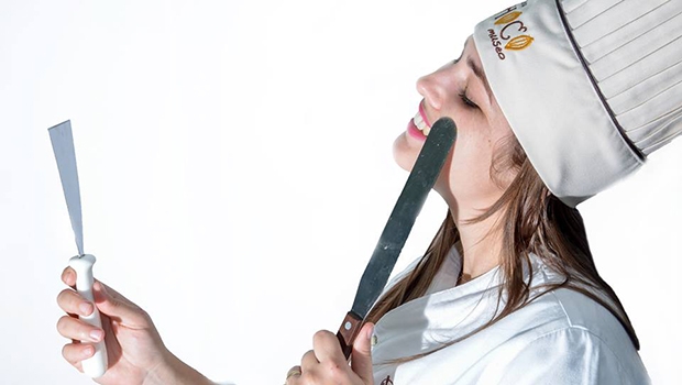 A empreendedora Livia Marques começou como estagiária. Após produzir caseiramente, deu início ao Dali, hoje uma fábrica que atende casamentos, aniversários e eventos empresariais