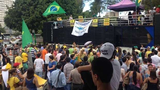 Manifestantes pró-impeachment foram para as ruas mesmo com ato a favor do governo federal marcado para o mesmo dia | Foto: Acieg