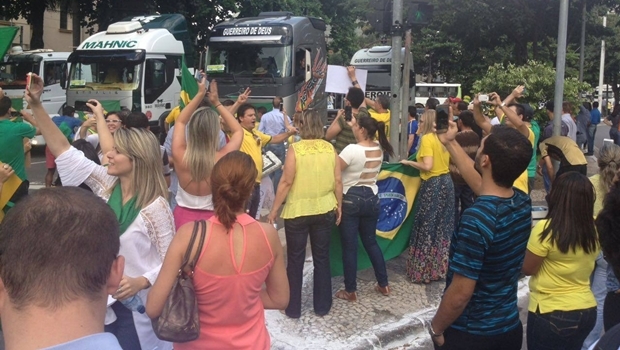 Durante a manifestação pró-impeachment, caminhões foram usados em buzinaço na Praça Cívica | Foto: Acieg