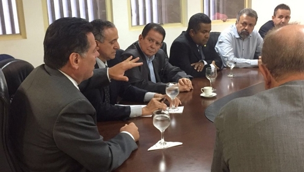 Discussão no Palácio Pedro Ludovico Teixeira trata da prorrogação do prazo de concessão da Saneago em água e esgoto na capital | Foto: Gabinete de Imprensa