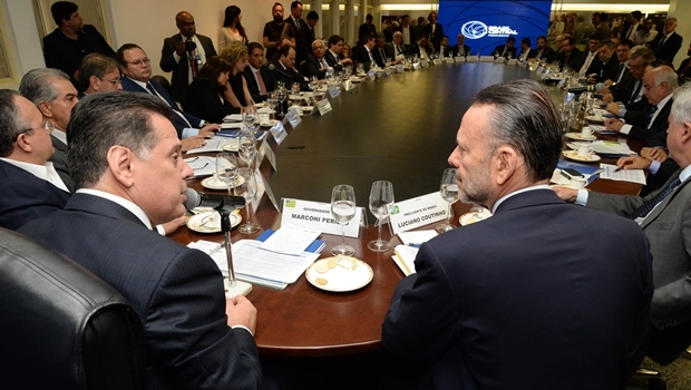 Governador Marconi Perillo (PSDB) e Luciano Coutinho, do BNDES, conversam durante reunião do Fórum Brasil Central em Goiânia | Foto: Wagnas Cabral