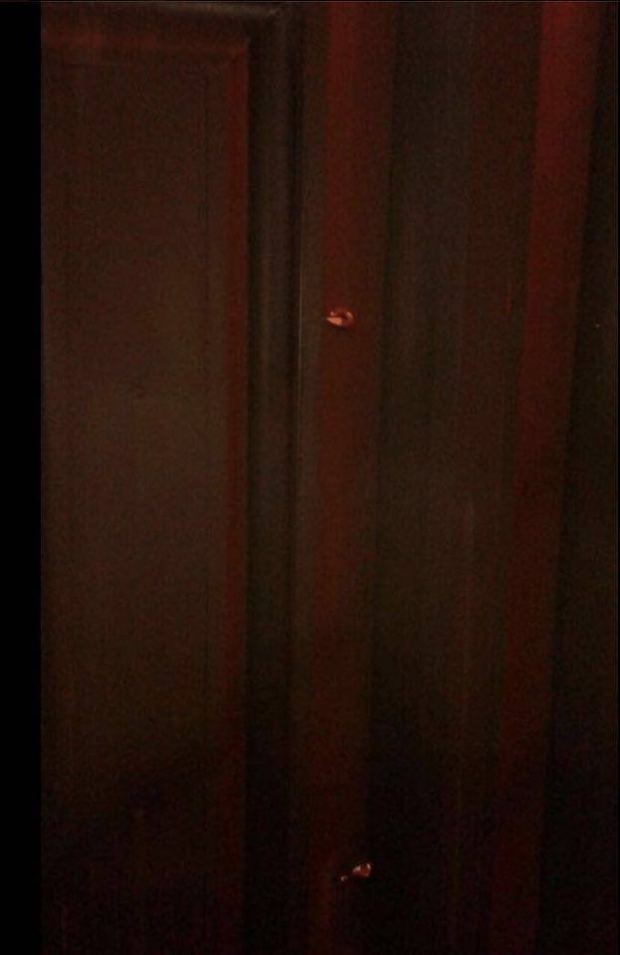 Misael Oliveira porta de sua casa atirada em 15 de março de 201612165681_840587692730348_114860059_n