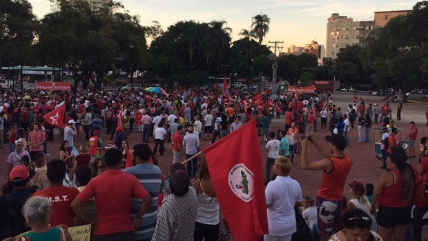Manifestantes contrários à abertura do processo de impeachment no Congresso se reúnem na Praça Cívica | Foto: Alexandre Parrode