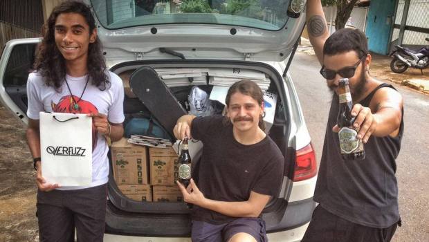 Victor Moara, Brunno Veiga e Bruno Andrade com o carro cheio momentos antes de começar a viagem para São Paulo | Foto: Reprodução/Facebook