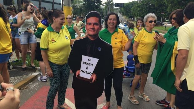 Entre os manifestantes, foto do juiz federal Sérgio Moro segurando um cartaz com a frase "o Brasil é nosso" fez sucesso e muita gente tirou foto abraçada com a imagem do magistrado | Foto: Alexandre Parrode