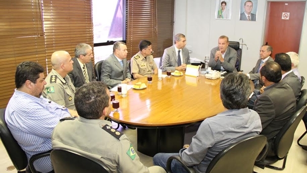 Prefeito Paulo Garcia (PT) e vice-governador José Eliton (PSDB) participaram de reunião com representantes das polícias nesta terça-feira (15/3) | Foto: Edilson Pelikano