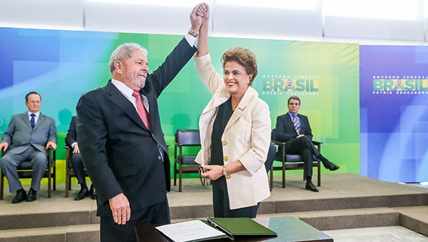 Lula da Silva e Dilma Rousseff: os petistas são políticos siameses — a queda de um pressupõe a queda do outro, por isso estão abraçados na luta pela sobrevivência, atacando as instituições e seus representantes | Foto: Roberto Stuckert Filho/PR