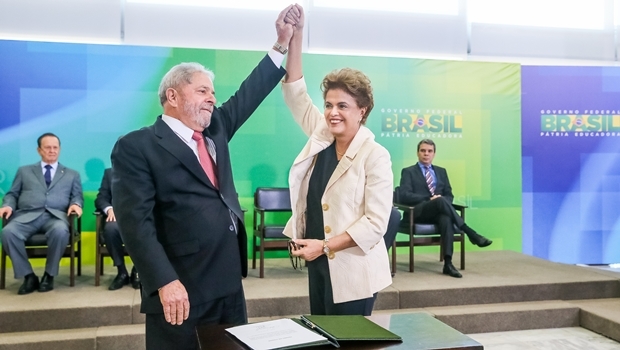 Presidente Dilma Rousseff durante cerimônia de posse dos novos Ministros de Estado Chefe da Casa Civil, Luiz Inácio Lula da Silva; da Justiça, Eugênio Aragão; da Secretaria de Aviação Civil, Mauro Lopes e do Chefe de Gabinete Pessoal da Presidenta da República, Jaques Wagner | Foto: Roberto Stuckert Filho/PR