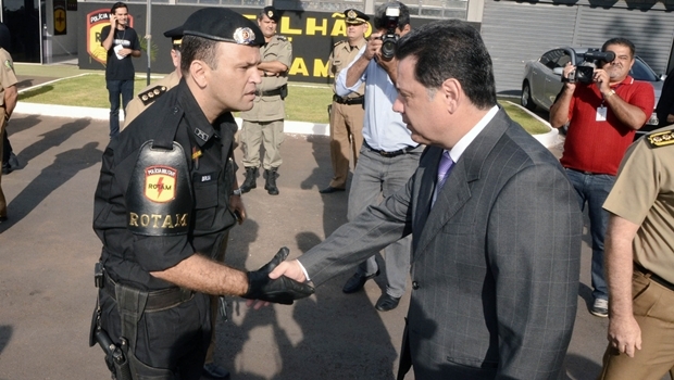 Tenente-coronel Renato Brum e o governador Marconi Perillo (PSDB) em solenidade da Rotam em 2012 | Foto: Rodrigo Cabral