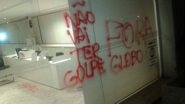 Manifestantes picharam paredes na sede do Grupo Jaime Câmara, em Goiânia 
