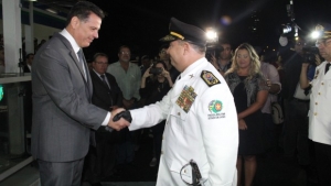 Marconi Perillo (PSDB) cumprimenta coronel Sílvio Benedito em seu último ato como policial militar antes de entrar para a reserva da corporação | Foto: Humberto Silva