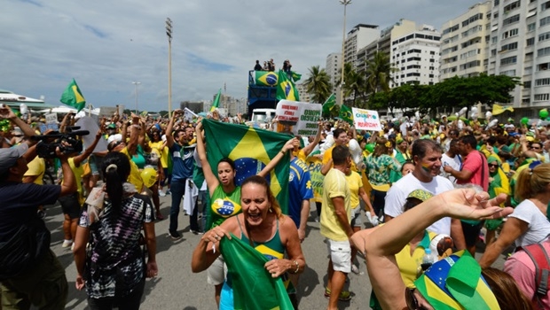 Rio de Janeiro - Manifestação em Copacabana contra a corrupção e pela saída da presidenta Dilma Rousseff (Tânia Rêgo/Agência Brasil)