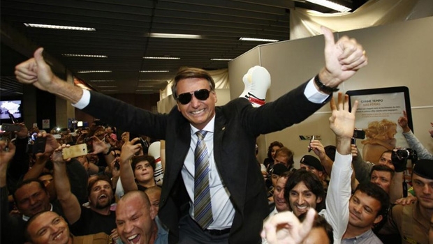 Jair Bolsonaro, vestido de “Bolsomito” e carregado pelo lutador Wanderlei Silva (à esquerda): chegada triunfal do salvador da pátria que só pode ser Messias no nome