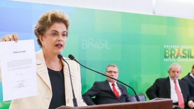 Presidenta Dilma Rousseff mostra termo de posse de Lula como ministro-chefe da Casa Civil, durante cerimônia no Palácio do Planalto | Foto: Roberto Stuckert Filho/PR