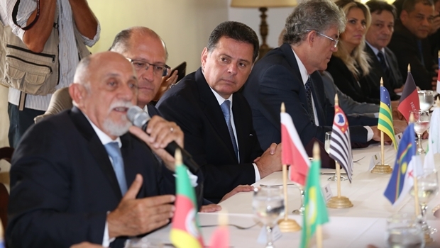 Governador Simão Jatene (PSDB-PA) discursa ao lado dos governadores Geraldo Alckmin (PSDB-SP) e Marconi Perillo (PSDB-GO) | Foto: Henrique Luiz