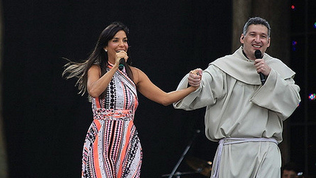 Ivete Sangalo e padre Marcelo Rossi são celebridades do mundo da música e vendem milhões de CDs e DVDs