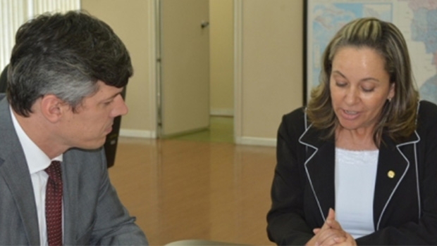 Diretor do DNIT ouve a deptuada Josi Nunes, que pede obra 