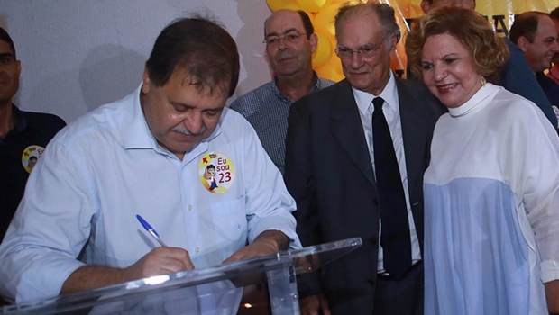 Prefeito de Rio Verde, Juraci Martins assina ficha de filiação | Foto: Sérgio William 