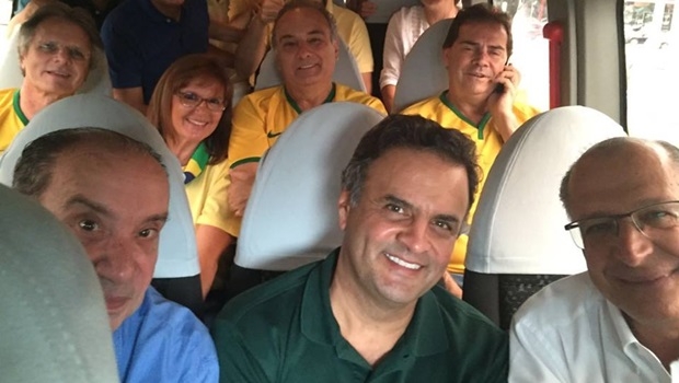 Senador Aécio Neves chegou às manifestações acompanhado pelo governador de São Paulo, Geraldo Alckmin, e o também senador Aloysio Nunes | Foto: Reprodução Facebook
