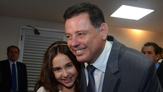 Governador Marconi e a cantora-mirim Ana Beatriz 