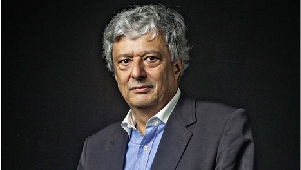 Jorge Caldeira, jornalista por formação e historiador por vocação, pisa no calo dos historiadores e faz uma revisão da história brasileira, indicando, por exemplo, que a República Velha não era arcaica. O Brasil cresceu muito no período