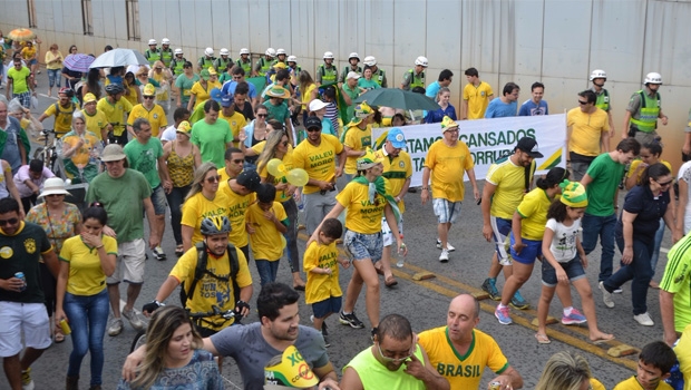 Manifestação em Goiânia: povo na rua pelo “Fora Dilma”, no maior ato pró-impeachment da história da cidade | Foto: Domingos Ketelbey
