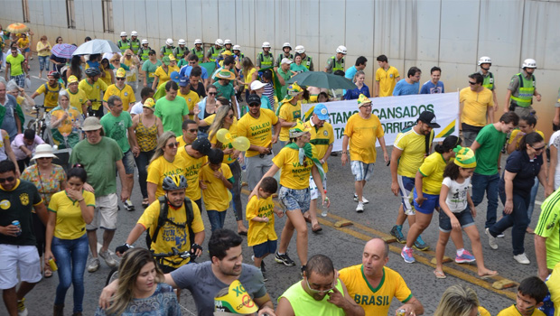 Manifestação em Goiânia: povo na rua pelo “Fora Dilma”, no maior ato pró-impeachment da história da cidade | Foto: Domingos Ketelbey