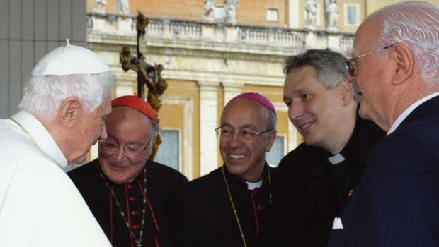 Marcelo Rossi é recebido por Bento XVI, quando este era papa, no Vaticano. A Santa Sé chegou a investigá-lo, dado o caráter performático de suas missas, mas acabou por absolvê-lo, admitindo que não é nada herético
