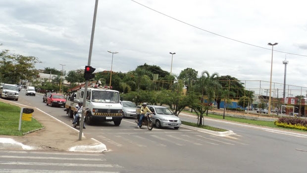 Praça Walter Santos, no Setor Coimbra: preferência aos carros reduz qualidade de vida | Foto: Fernando Leite/Jornal Opção