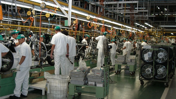 Postos de trabalho, principalmente na indústira, são cortados num País que precisa gerá-los cada vez mais: já são mais de 10 milhões de desempregados no Brasil