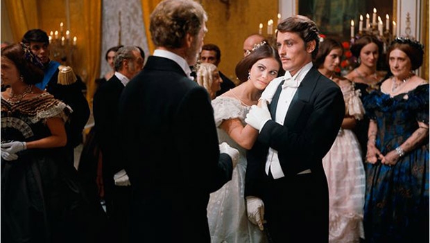 Burt Lancaster, como dom Fabrizio de Salina (de costas), Alain Delon, como Tancredi Falconeri, ambos nobres, e Claudia Cardinale, como a burguesa Angelica Sedara: classes sociais intercambiando — uma para não morrer totalmente, a nobreza, e outra em busca de afirmação e sofisticação, a burguesia