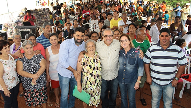 Prefeito Jânio Darrot e a primeira-dama, Dairdes Darrot, ao lado de populares no Trindade em Ação | Foto: Iris Roberto