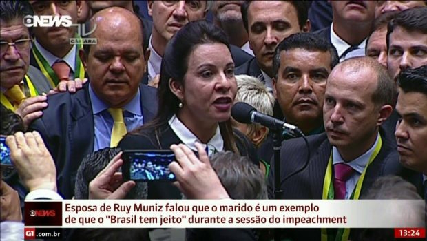 Raquel Muniz profere voto em que elogia gestão do marido, prefeito de Montes Claros (MG): na manhã seguinte, Ruy Muniz estava preso por corrupção | Foto: Reprodução/Globo News