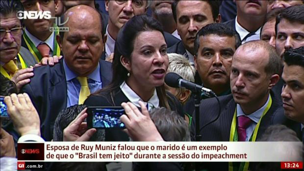 Raquel Muniz profere voto em que elogia gestão do marido, prefeito de Montes Claros (MG): na manhã seguinte, Ruy Muniz estava preso por corrupção | Foto: Reprodução/Globo News