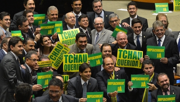 Brasília - Deputados de Oposição fazem manifestação no Plenário da Câmara e se misturam a manifestação de deputados da situação.governista (Antonio Cruz/Agência Brasil)