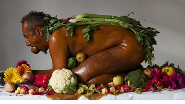 O espetáculo “Cozinha Performática” se baseia na alteridade humana e brinca com os alimentos, que se misturam em um prato | Foto: Yuri Pinheiro