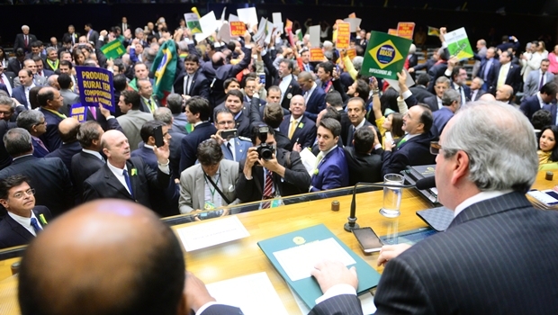 Deputados se empurraram e discutiram sobre quem poderia ficar atrás da mesa diretora e nas tribunas do plenário | Foto: Nilson Bastian/Câmara dos Deputados